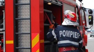 Incendiu de proporții &icirc;n județul Dolj. Mai multe case au fost cuprinse de flăcări, iar patru persoane au fost intoxicate cu fum