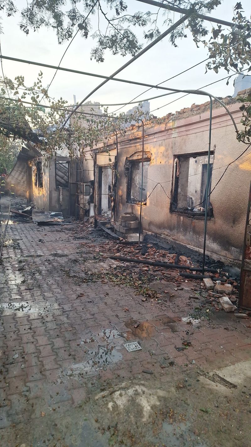 FOTO-Incendiu de proporții în județul Dolj. Mai multe case au fost cuprinse de flăcări, iar patru persoane au fost intoxicate cu fum