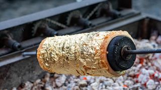 Un bărbat din Cluj a plătit 1.000 de lei pe un kurtos de aur.  Banii str&acirc;nși au fost donați unei organizații