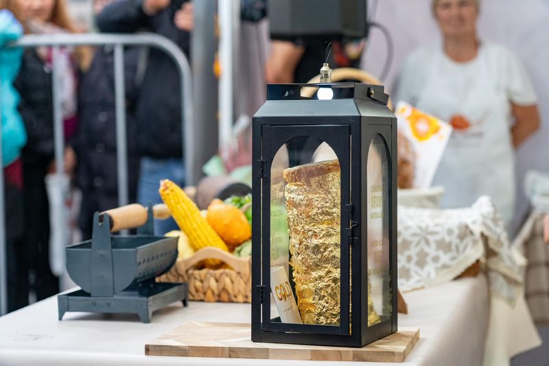 Un bărbat din Cluj a plătit 1.000 de lei pe un kurtos de aur.  Banii strânși au fost donați unei organizații