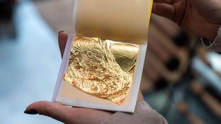 Un bărbat din Cluj a plătit 1.000 de lei pe un kurtos de aur.  Banii str&acirc;nși au fost donați unei organizații