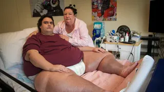 E este cel mai greu bărbat din UK. Jason cântărește aproape 300 de kg. „Adorm plângând în fiecare noapte”