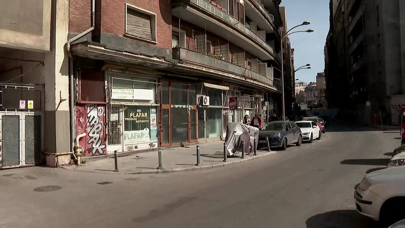 Toate afacerile care funcționează la parterul blocurilor cu bulină roșie trebuie mutate în clădiri sigure.