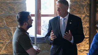 Volodimir Zelenski vine pentru prima dată &icirc;n Rom&acirc;nia. Se va &icirc;nt&acirc;lni cu Klaus Iohannis și Marcel Ciolacu și va ține un discurs &icirc;n Parlament. Programul președintelui Ucrainei &icirc;n Rom&acirc;nia