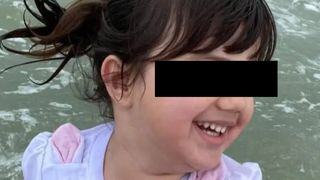 Alexandra s-a stins din viață la doar 7 ani, la scurt timp după ce și-a sărbătorit ziua de naștere. Baloanele de la petrecere i-au fost fatale