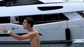 Scandal &icirc;n toată regula pe un iaht de lux. Un bărbat l-a atacat pe proprietarul unei bărci pentru că &bdquo;&icirc;ncearcă să-i fure iubita&rdquo;