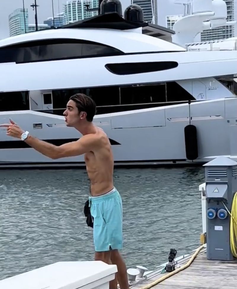 Scandal în toată regula pe un iaht de lux. Un bărbat l-a atacat pe proprietarul unei bărci pentru că „încearcă să-i fure iubita”