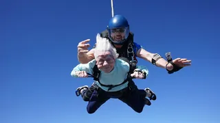 Dorothy Hoffner, femeia de 104 ani care a sărit cu parașuta, a murit după ce a stabilit recordul mondial
