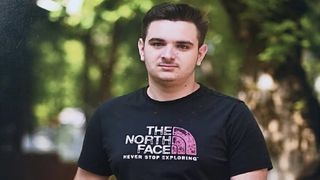 La două săptăm&acirc;ni după BAC, a aflat că are cancer! La 19 ani, Andrei visa să-și ajute sora bolnavă de autism. Rămas fără un picior, speranța lui au rămas oamenii. Poveste cumplită de viață