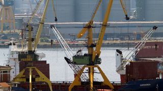 Incendiu &icirc;n Portul Constanța. O bandă transportatoare și un buncăr pe o suprafaţă totală de 2.000 mp au fost cuprinse de flăcări