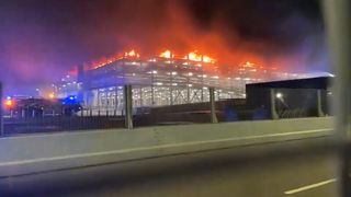 VIDEO - Mai multe zboruri au fost anulate pe aeroportul din Luton din cauza unui incendiu din parcare. Cinci persoane au fost transportate la spital