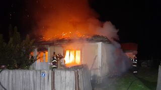 La 77 de ani, o femeie a rămas fără locuință în prag de iarnă, după ce acoperișul casei a luat foc din cauza coșului de fum. Sfaturi care pot preveni o tragedie