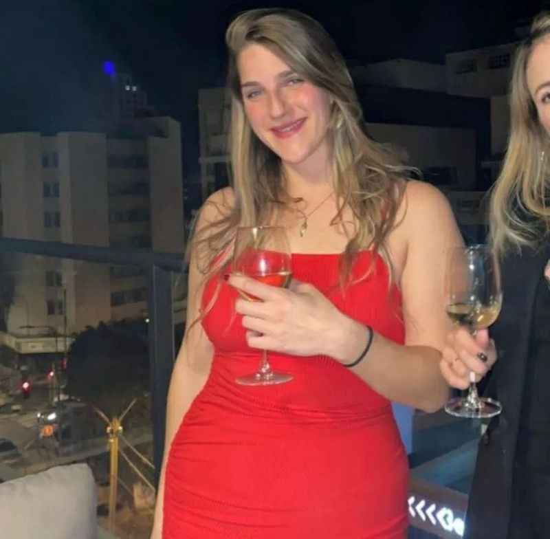 Iubitul unei tinere care a dispărut de la festivalul din Israel, după atacul teroriștilor, regretă că a decis în ultima clipă să nu o însoțească: „Nu știm dacă e în viața...”