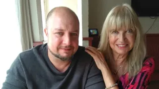 Povestea femeii care la 74 de ani s-a &icirc;ntors la muncă de teama să nu răm&acirc;nă pe străzi. Carolyne Martine este bunică pentru 4 copii și nu credea că se va &icirc;ntoarce la muncă la v&acirc;rsta ei