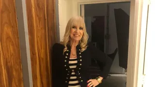 Povestea femeii care la 74 de ani s-a &icirc;ntors la muncă de teama să nu răm&acirc;nă pe străzi. Carolyne Martine este bunică pentru 4 copii și nu credea că se va &icirc;ntoarce la muncă la v&acirc;rsta ei