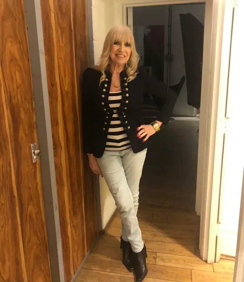Povestea femeii care la 74 de ani s-a întors la muncă de teama să nu rămână pe străzi. Carolyne Martine este bunică pentru 4 copii și nu credea că se va întoarce la muncă la vârsta ei