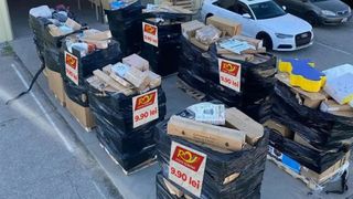 Poșta Română trage un semnal de alarmă despre o nouă metodă de înșelătorie pe internet: „Nu vindem colete nerevendicate pe Facebook”