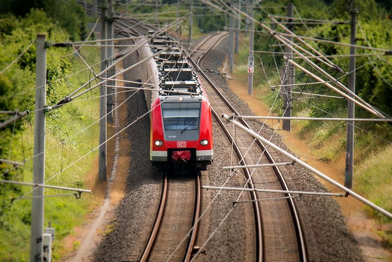 Biletele de tren oferite anual cu preț redus pentru pensionari, ar putea fi compensate