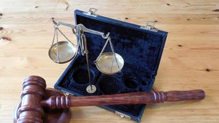 În perioada 2020-2023, judecătoarea Ana Maria Chirilă de la Tribunalul Suceava ar fi primit ca mită bani, bijuterii și folosința gratuită a unor autoturisme.