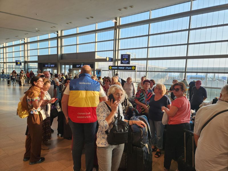 Pe data de 11 octombrie, Ministerul Afacerilor Externe a anunțat pe pagina de Facebook că aproximativ 1800 români au revenit în țară cu ajutorul eforturilor MAE.