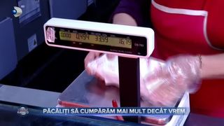 VIDEO - Păcăliți să cumpărăm mai mult decât vrem. Clientul cere o anumită cantitate, iar comerciantul pune mai mult, invocând diverse motive