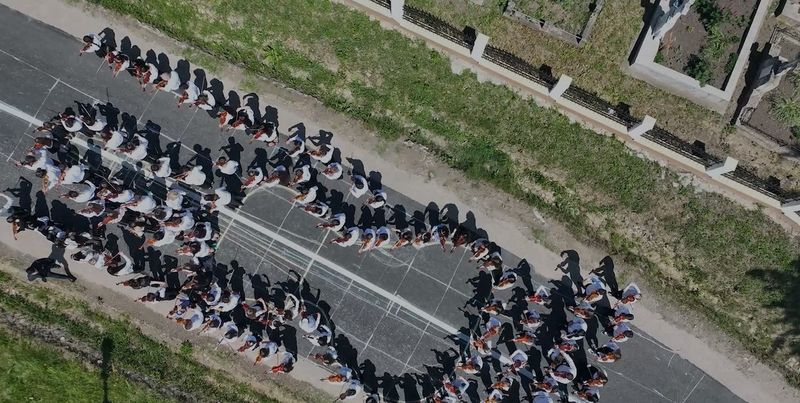 Pe esplanada Casei de Cultură din centrul Sucevei cei 170 de violoniști vor încânta participanții.