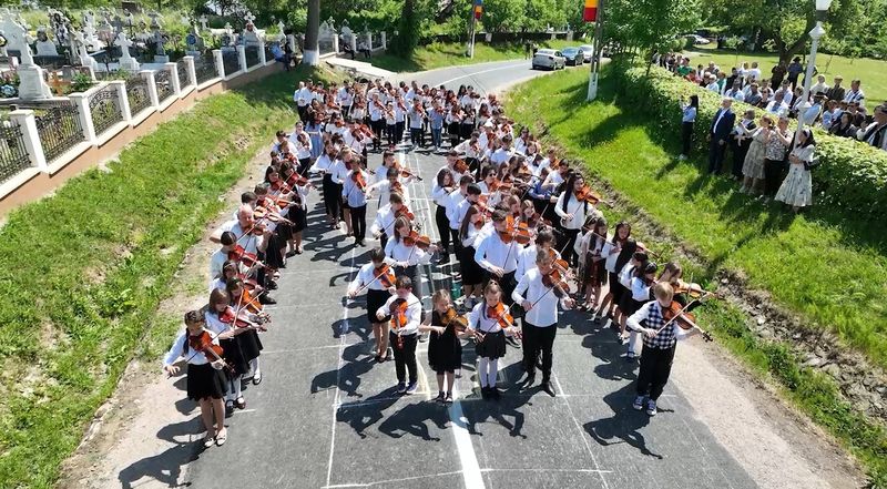 Unul dintre momentele mult așteptate este cel în care 170 de tineri violoniști vor interpreta Balada lui Ciprian Porumbescu.