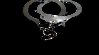 Traficantul ar fi fost prins &icirc;n flagrant cu droguri asupra sa (3-CMC), precum şi cu suma de 2.000 lei.