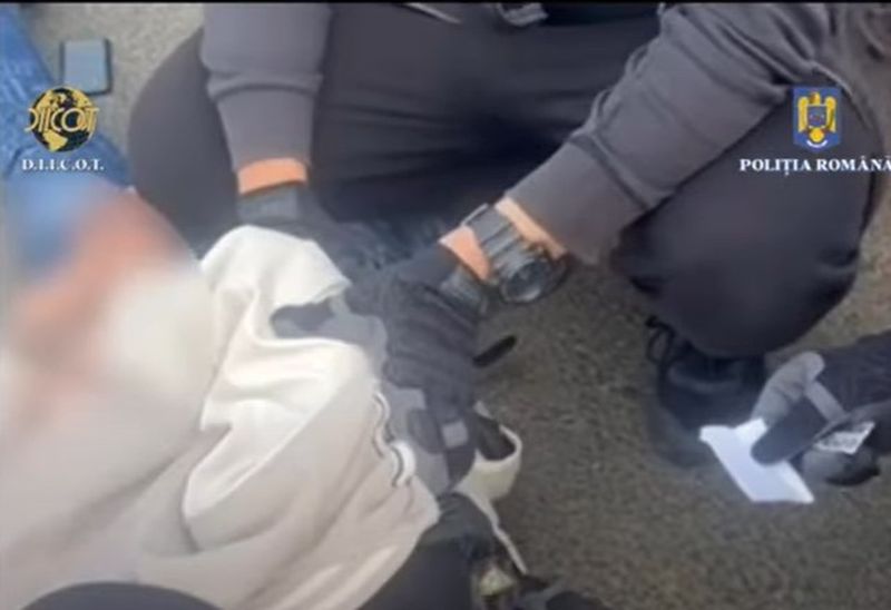 Un bărbat a fost arestat preventiv pentru 30 de zile după ce l-ar fi șantajat pe un elev să vândă droguri de mare risc. 