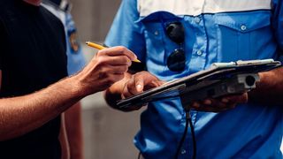 Percheziții la Brașov, la sediul unei școli particulare și cel al unei fundaţii