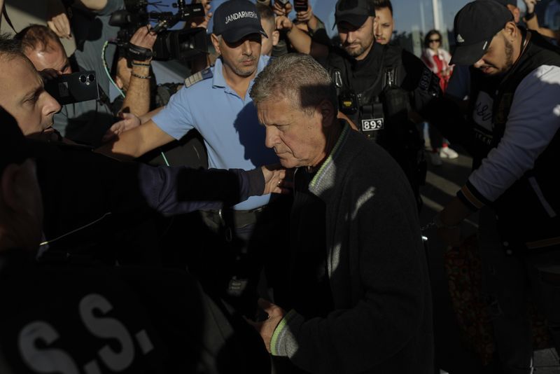 Dorin Lazăr Maior, condamnat definitiv pentru cumpărare de influență, a fost adus în țară