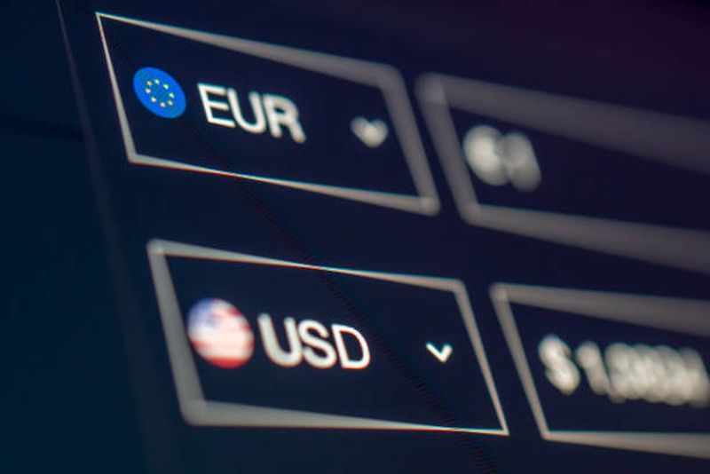 Curs valutar BNR azi, 17 octombrie 2023. Ce valoare înregistrează euro și dolarul american?