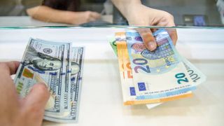 Curs valutar BNR azi, 17 octombrie 2023. Ce valoare &icirc;nregistrează euro și dolarul american?