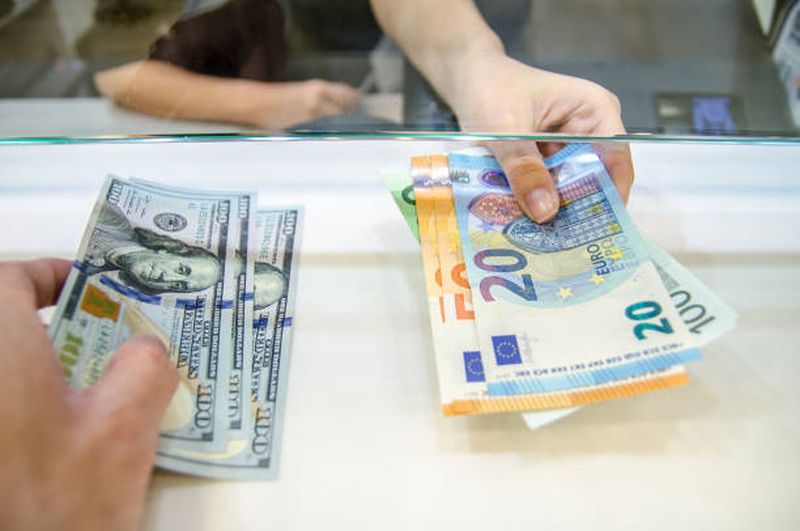 Curs valutar BNR azi, 17 octombrie 2023. Ce valoare înregistrează euro și dolarul american?