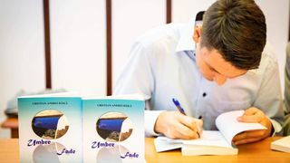 Cartea &bdquo;Umbre fade&rdquo; a fost scrisă &icirc;ntr-un an de zile și a fost publicată &icirc;n luna august.