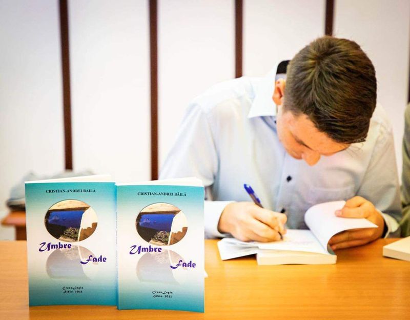 Cartea „Umbre fade” a fost scrisă într-un an de zile și a fost publicată în luna august.