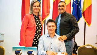 Cristian Băilă alături de părinții săi care l-au susținut &icirc;n tot acest demers.