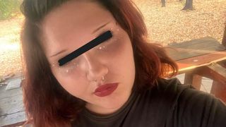 Sonia, o adolescentă de 16 ani de Ploiești, fiica unei cunoscute profesoare de engleză din Oraș ar fi fost găsită fără suflare vineri seara &icirc;ntr-o cameră din apartament.