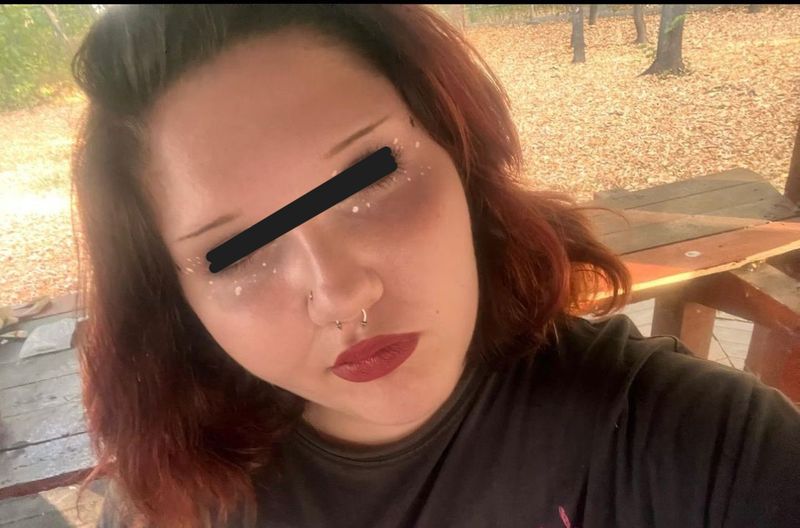 Sonia, o adolescentă de 16 ani de Ploiești, fiica unei cunoscute profesoare de engleză din Oraș ar fi fost găsită fără suflare vineri seara într-o cameră din apartament.