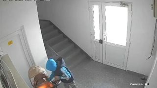 Un copil de 9 ani a provocat un incendiu &icirc;ntr-un bloc din Tecuci, după ce a dat foc unui cărucior de bebeluș. Ce s-a văzut pe camerele de supraveghere