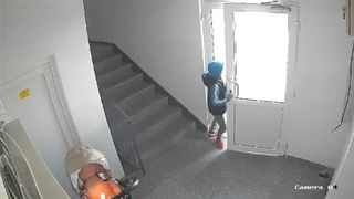 Un copil de 9 ani a provocat un incendiu &icirc;ntr-un bloc din Tecuci, după ce a dat foc unui cărucior de bebeluș. Ce s-a văzut pe camerele de supraveghere