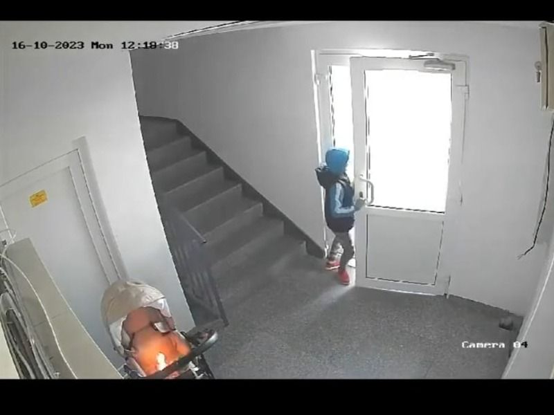 Un copil de 9 ani a provocat un incendiu într-un bloc din Tecuci, după ce a dat foc unui cărucior de bebeluș. Ce s-a văzut pe camerele de supraveghere