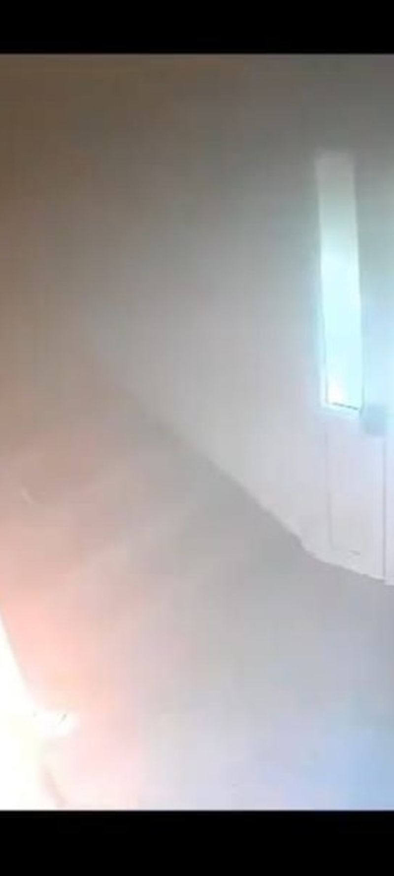Un copil de 9 ani a provocat un incendiu într-un bloc din Tecuci, după ce a dat foc unui cărucior de bebeluș. Ce s-a văzut pe camerele de supraveghere