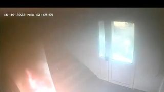 Un copil de 9 ani a provocat un incendiu &icirc;ntr-un bloc din Tecuci, după ce a dat foc unui cărucior de bebeluș. Ce s-a văzut pe camerele de supraveghere