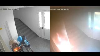 VIDEO - Un copil de 9 ani a provocat un incendiu într-un bloc din Tecuci, după ce a dat foc unui cărucior de bebeluș. Ce s-a văzut pe camerele de supraveghere
