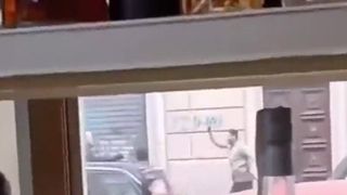  &Icirc;n cele din urmă bărbatul a fost prins cu ajutorul unor electroșocuri și dus mai apoi la spital.