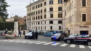 O echipă de carabinieri verifică Portico di Ottavia iar polițiștii au &icirc;mp&acirc;nzit deja toată Roma.
