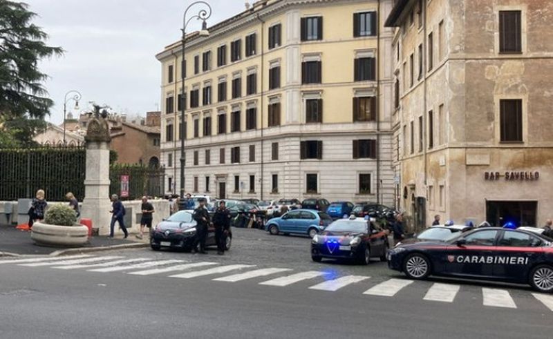 O echipă de carabinieri verifică Portico di Ottavia iar polițiștii au împânzit deja toată Roma.