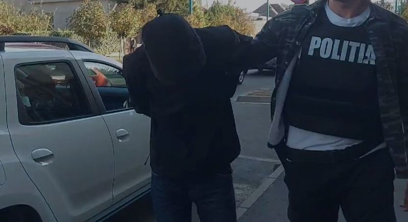 Agresorul care a înjunghiat o profesoara, dus la mandat