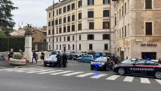 Mai mulți elevi au fost evacuați dintr-o școală comunitară din Roma, după ce a fost declanșată o amenințare cu bombă.